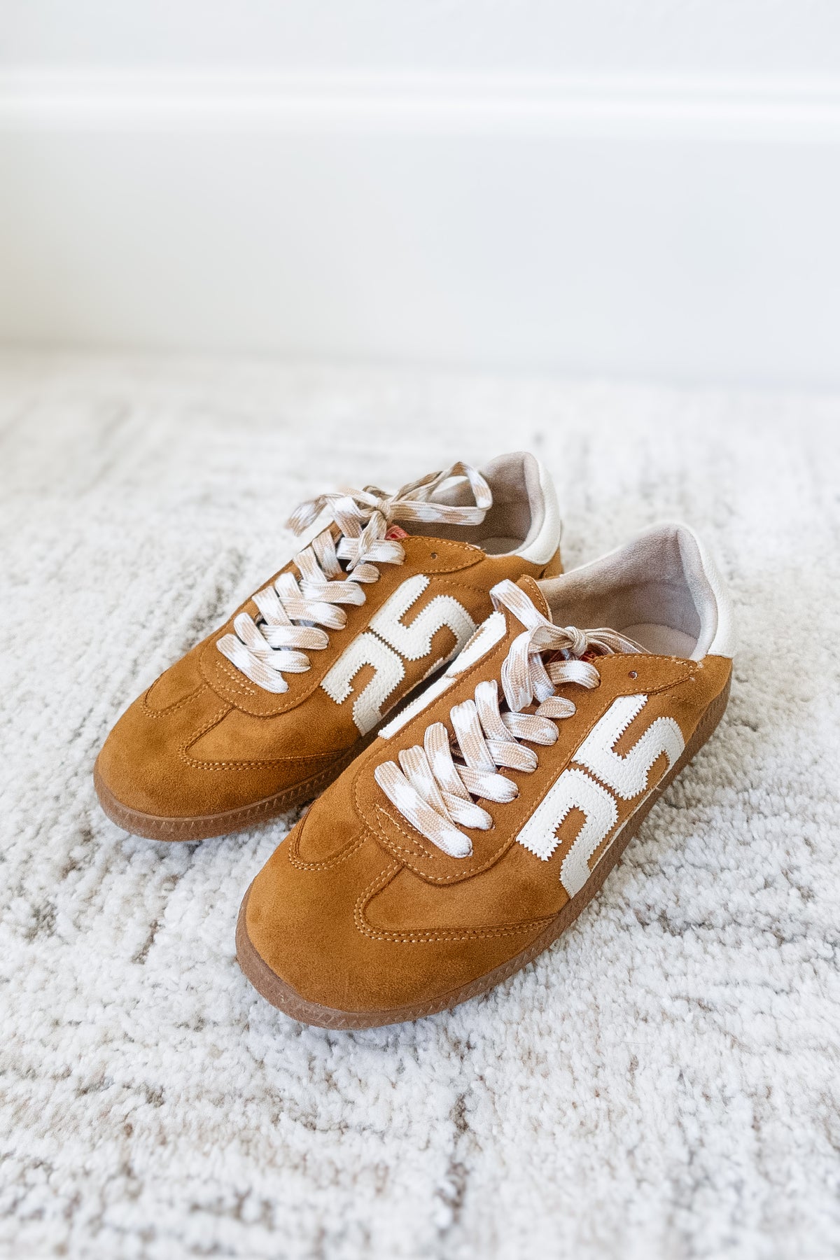ShuShop: Retro 25 Sneaker - Tan