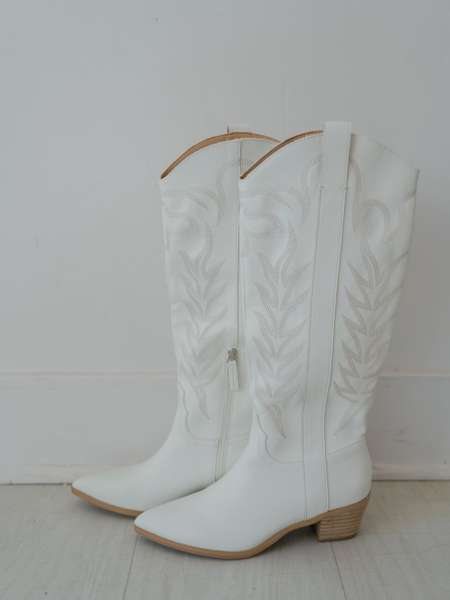 Mi.iM: Inlay Boots - White